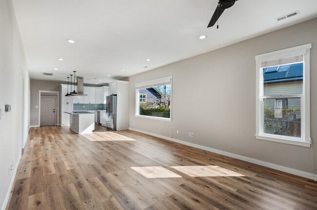 Building Photo - Conveniently located Single-family house available for Rent!