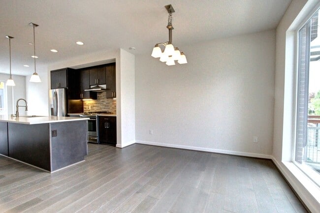 Building Photo - 3Bd/2.75Ba Seattle Townhouse