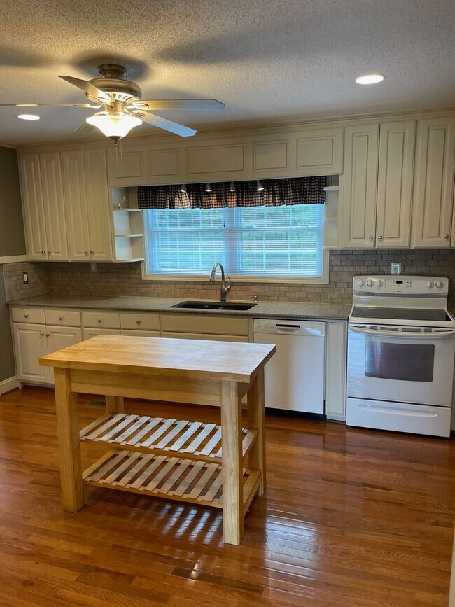 Foto del edificio - Beautiful 2 Bed, 1 Bath Brick Home in coun...