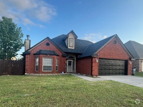 Building Photo - 8102 SW Cherokee Ave