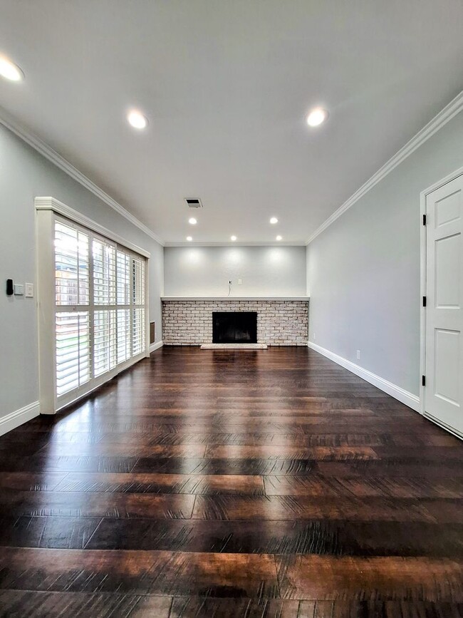 Building Photo - Beatifully Remodeled 3bd Single Story Hous...