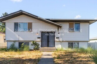 Building Photo - 1631 E Rowan Ave