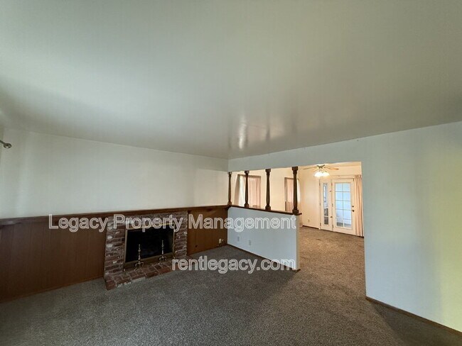 Foto del edificio - 7545 Blackhawk Dr