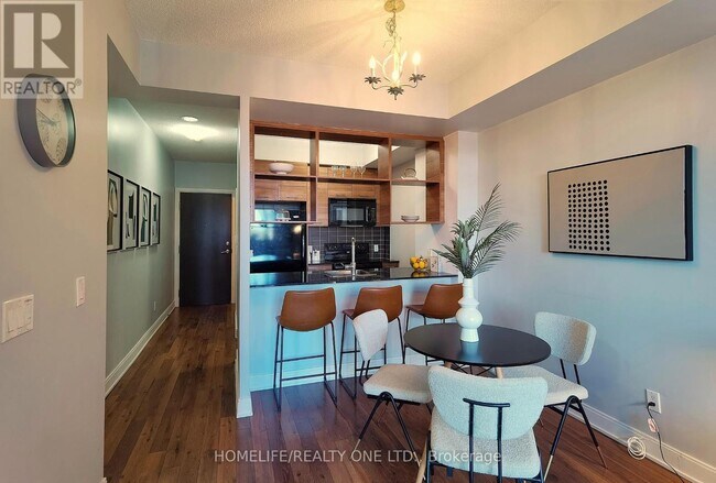 Building Photo - 125 Village Green Square