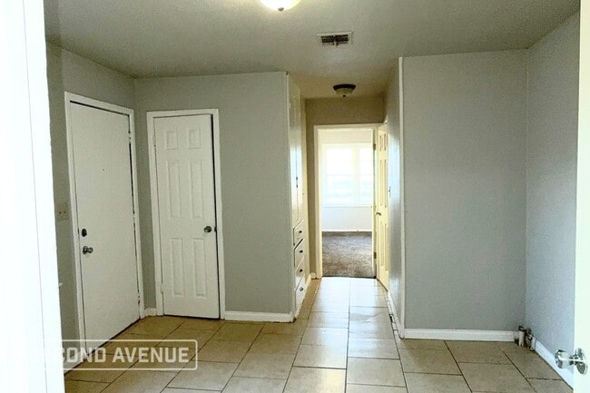 Building Photo - 1920 NE 29th St