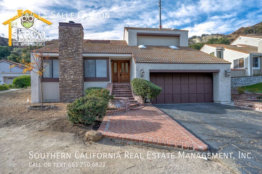 Foto principal - Tri Level Newhall Home with Three Bedrooms...