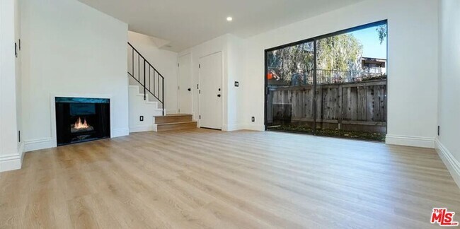 Building Photo - 14435 Plummer St