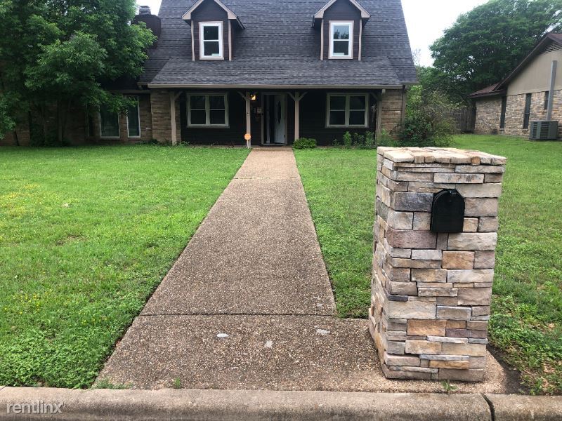 Primary Photo - 3 br, 2.5 bath House - 101 Buckingham Pl.