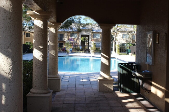 Foto del edificio - 1700 Crestwood Ct S