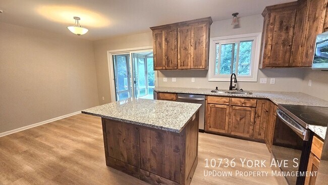 Foto del edificio - 10736 York Ave S