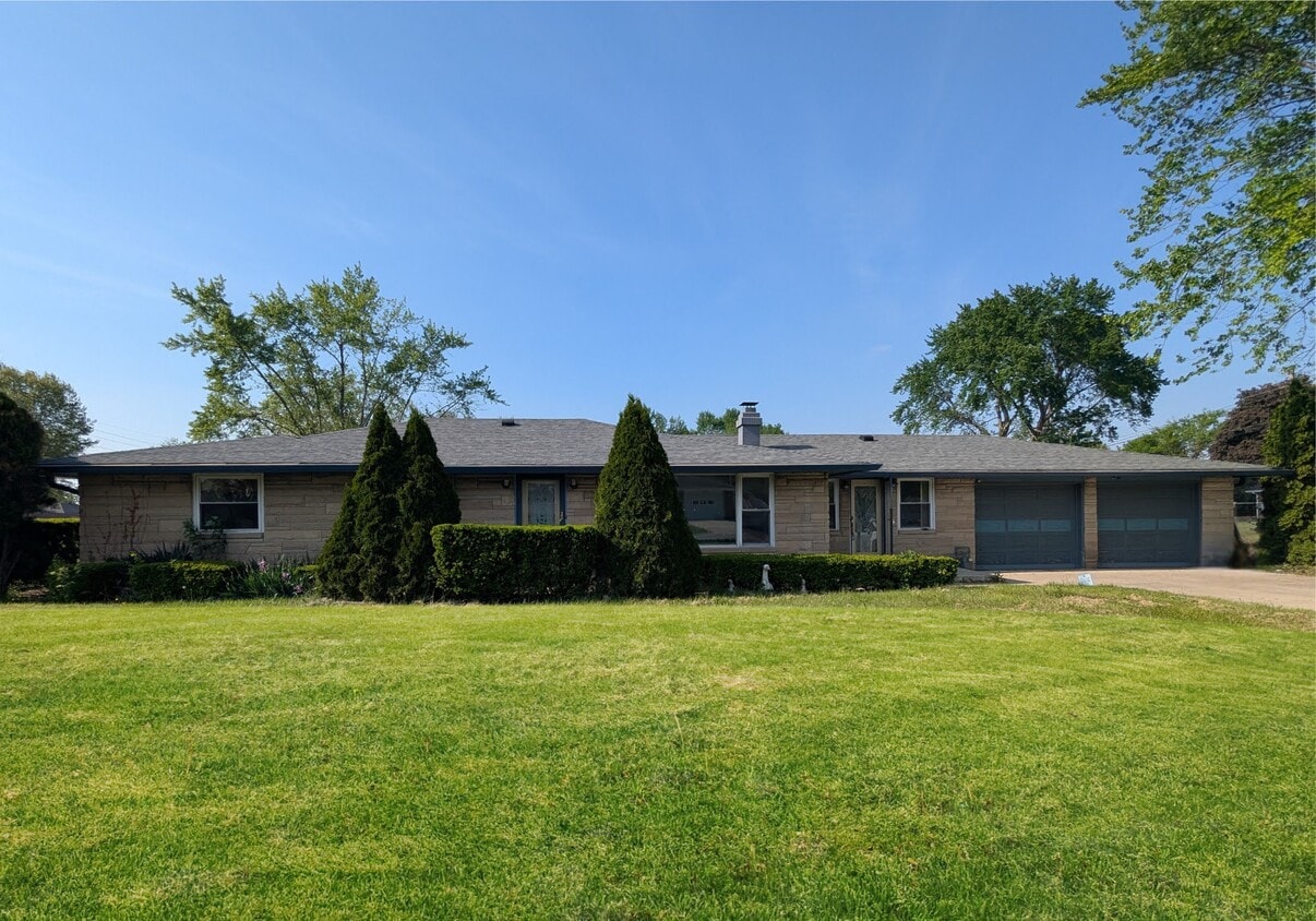 Primary Photo - 2212 Albert St