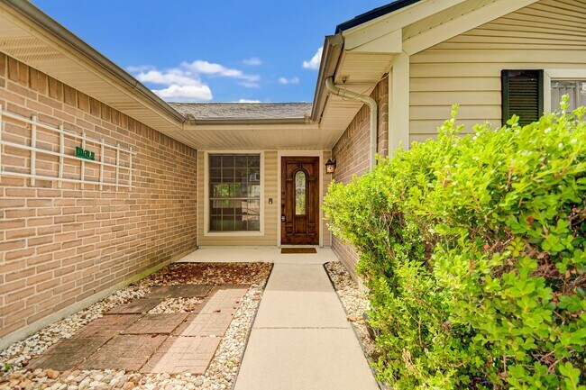 Foto del edificio - Spacious one story home on a corner lot!