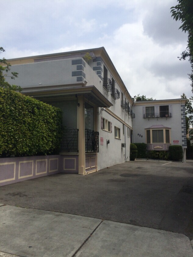 Primary Photo - 940 N Doheny Dr