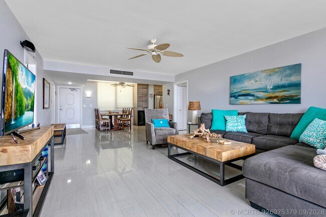 Foto del edificio - 132 Lakeshore Dr
