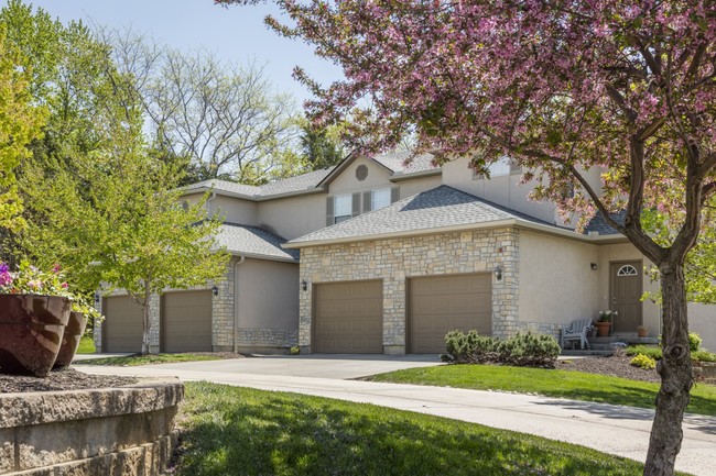 Foto del edificio - Pine Meadow Townhomes