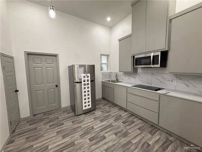 Building Photo - 6 Miller Ave