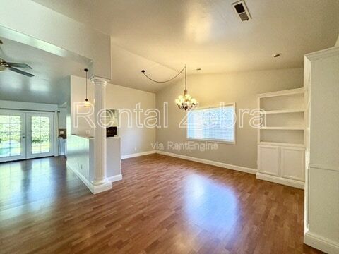 Foto del edificio - 1445 Cameron Ln