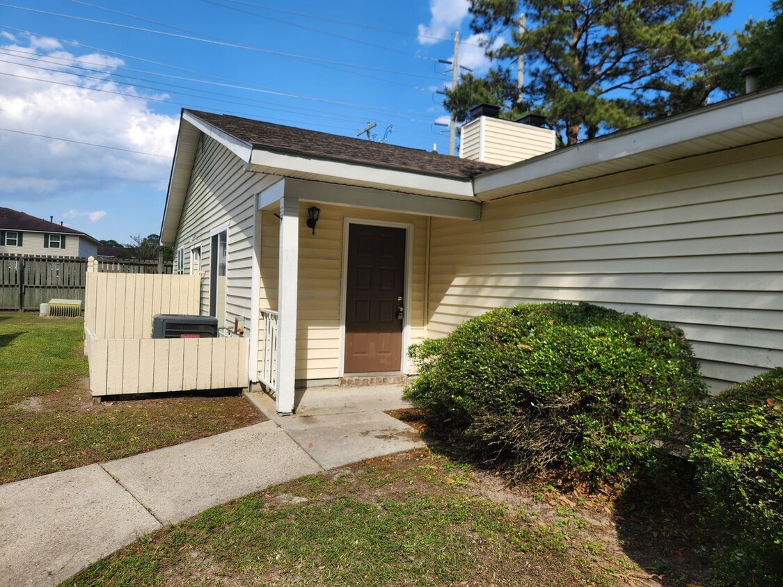 Primary Photo - **Available June 1st ** Newly Remodeled 2 ...