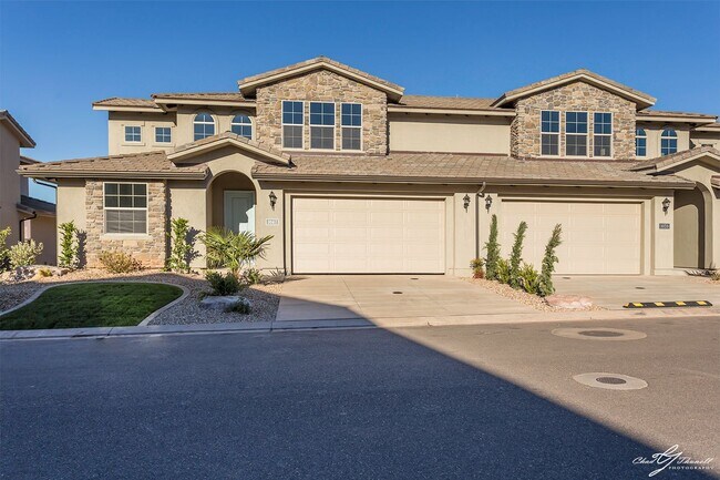 Foto del edificio - Home For Rent with Community Pool & Hot Tub