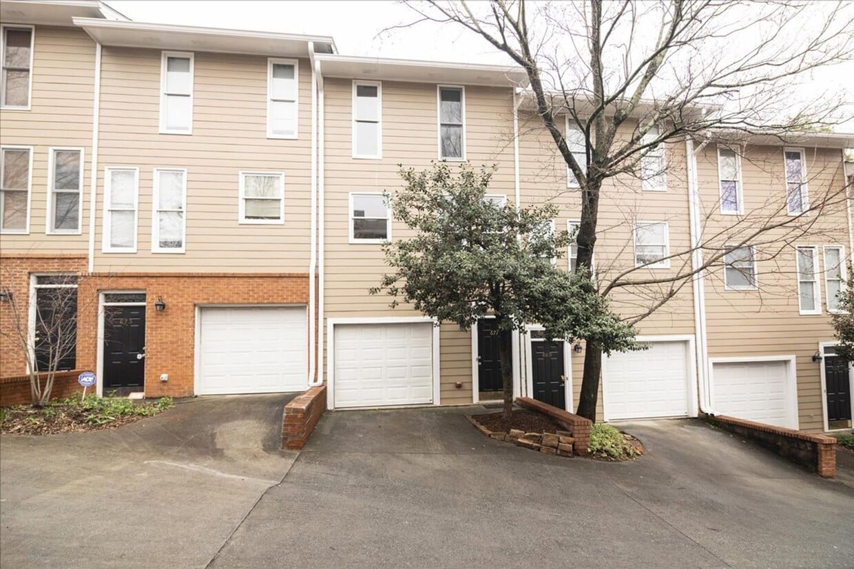Primary Photo - Beautifully Renovated 2/1.5 Townhome in Vi...