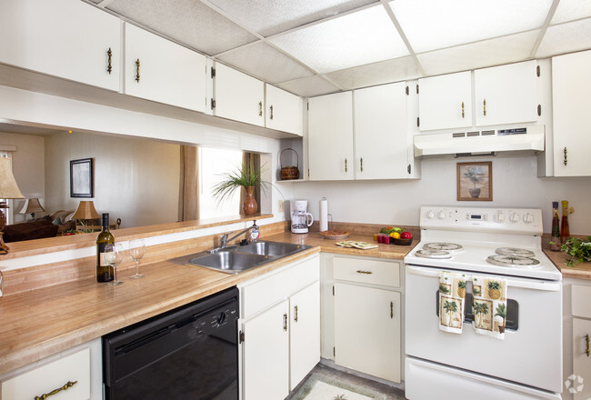 1BD/1BA - 786 SqFt - Kitchen - Quails Bluff