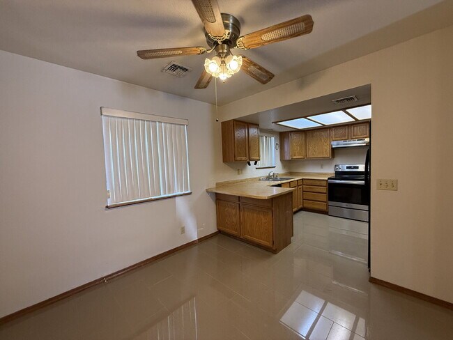 Foto del edificio - 2 bed 2.5 bath great location BHCRENT.COM to schedule a viewing