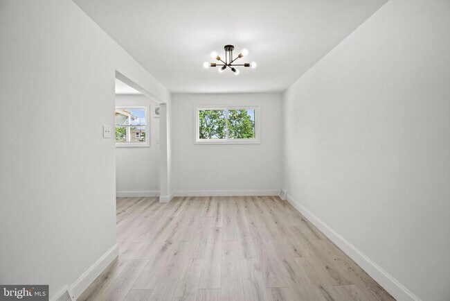 Building Photo - 2119 Delmar Dr