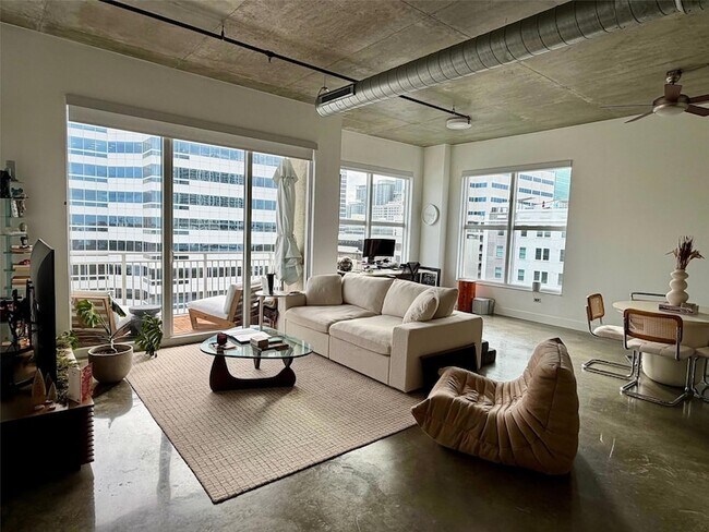 Building Photo - 313 NE 2nd St