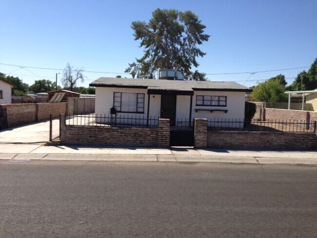Foto del edificio - Two Bedroom One Bath Home on a large lot w...
