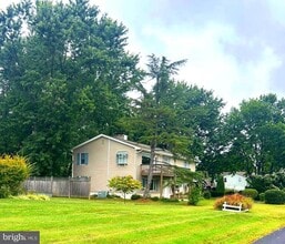 Building Photo - 122 W Bay View Dr