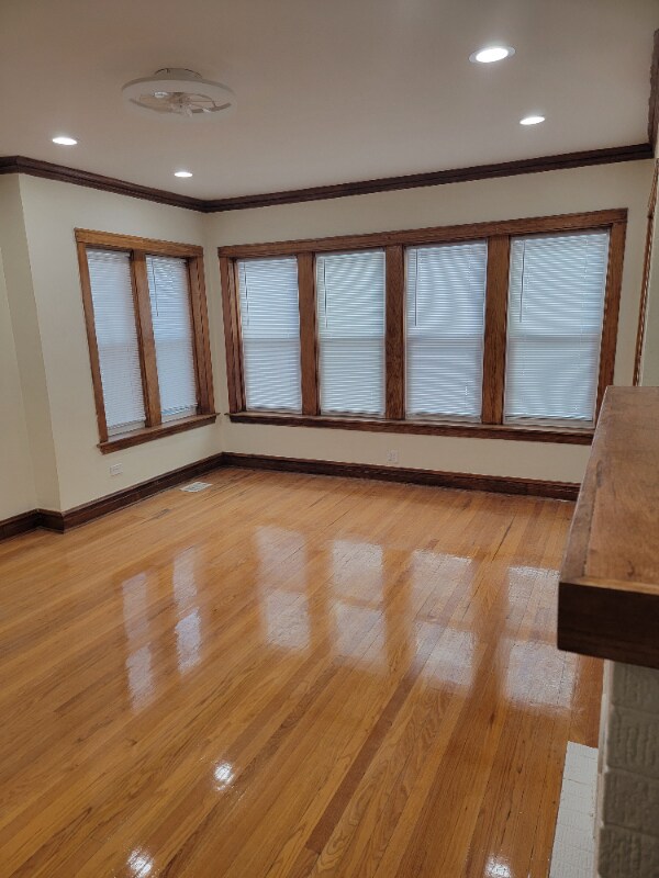 Building Photo - 4830 W Oakdale Ave