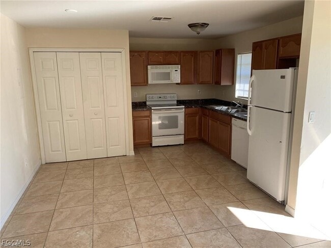 Building Photo - 1908 Haviland Ave S