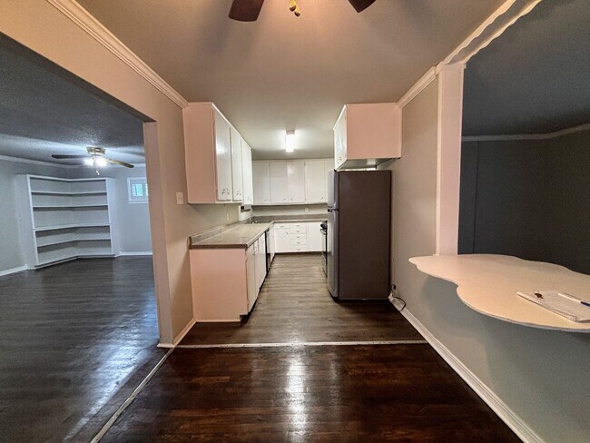 Building Photo - Centrally located cute single story In Gre...