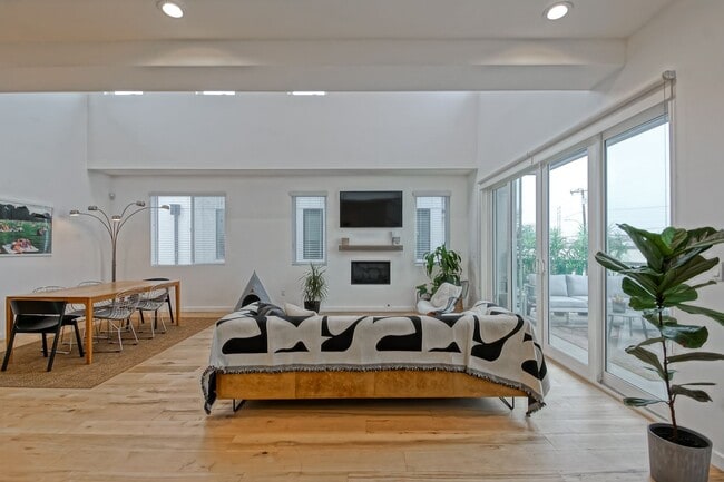 Foto del edificio - Custom, Modern & Spacious Tri-Level Home w...
