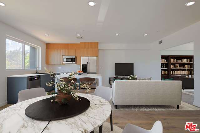 Building Photo - 1220 1/2 N Mariposa Ave