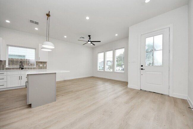 Foto del edificio - 8324 Corinth St