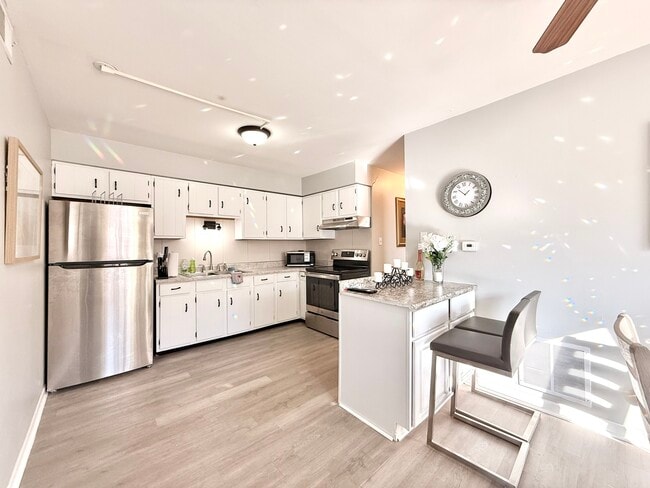 Building Photo - 10405 Mansfield Ave