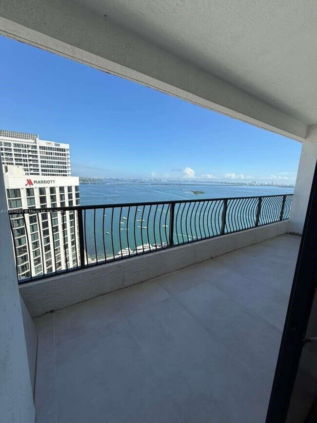 Foto del edificio - 555 NE 15th St