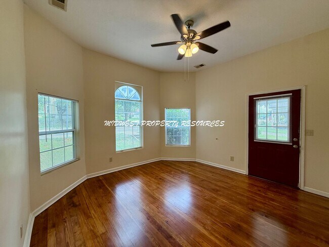 Foto del edificio - Quaint 2 bedroom 2 bath Near The Square in...
