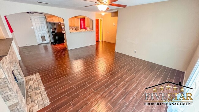 Foto del edificio - 3311 Camellia Dr