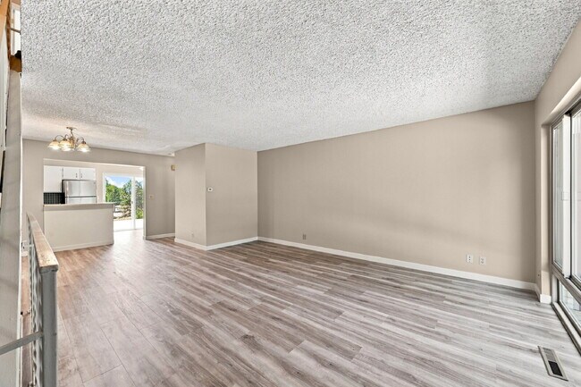 Foto del edificio - $2,440.95, 2 Beds - 3 Bath, Single Family Home in Littleton with Brand New Appliances!