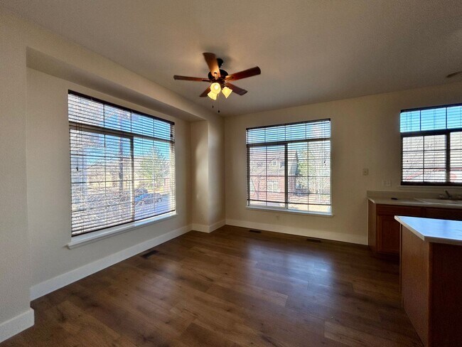 Foto del edificio - 2BR End Unit Townhome in Rock Creek
