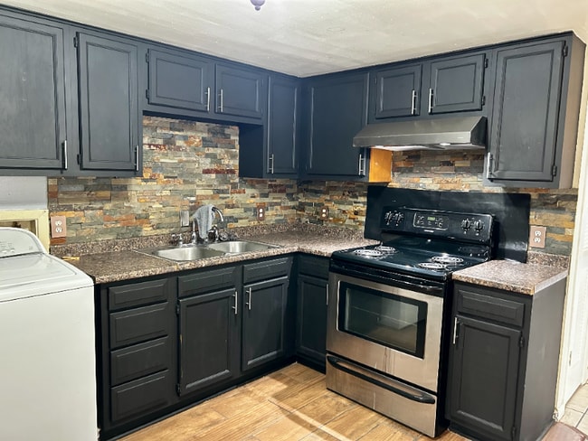 Building Photo - 305 Greenbriar St