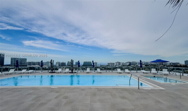 Foto del edificio - 9261 E Bay Harbor Dr