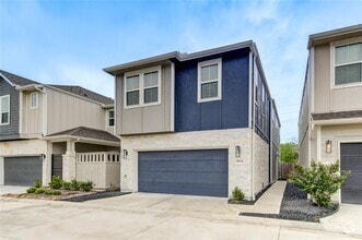 Building Photo - 9834 Rugged Oaks Dr