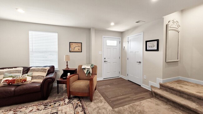 Foto del edificio - Exceptional Luxury Townhouse with 2 Car Ga...