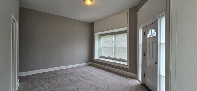 Building Photo - Huge 3-level 6 Bedroom - 2,500 sq/ft!