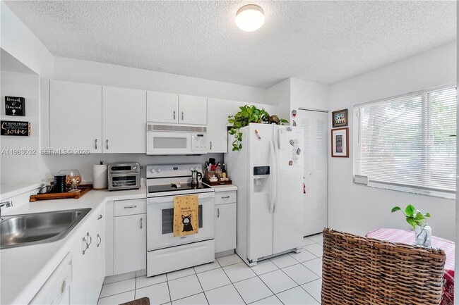 Foto del edificio - 9580 Weldon Cir