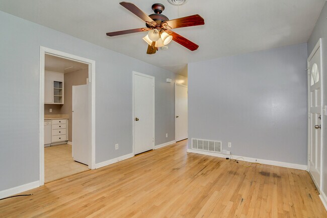 Building Photo - 1726 Davidson Dr