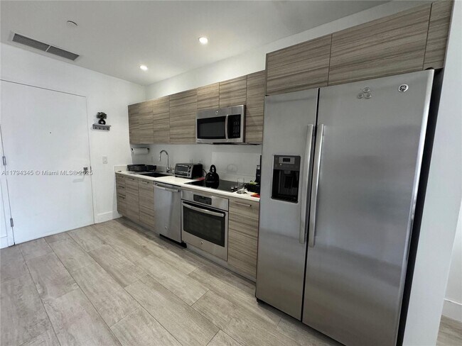 Foto del edificio - 121 NE 34th St